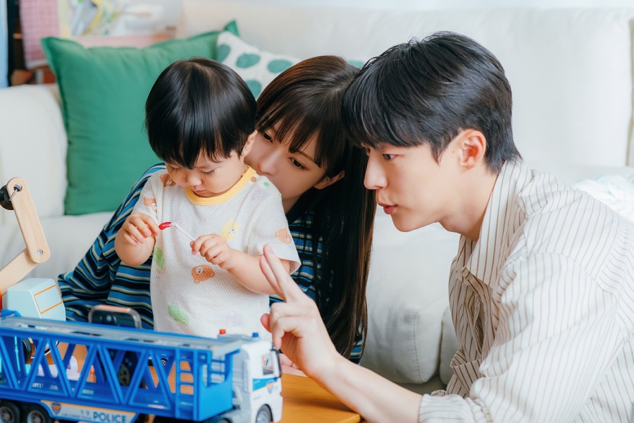 Bae In Hyuk e Roh Jeong Eui irradiam química familiar calorosa com o ator infantil nos bastidores de “Nosso Universo”