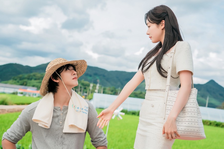 A vida pacífica de fazendeiro de Ahn Hyo Seop muda depois de conhecer Chae Won Bin em “Sold Out On You”