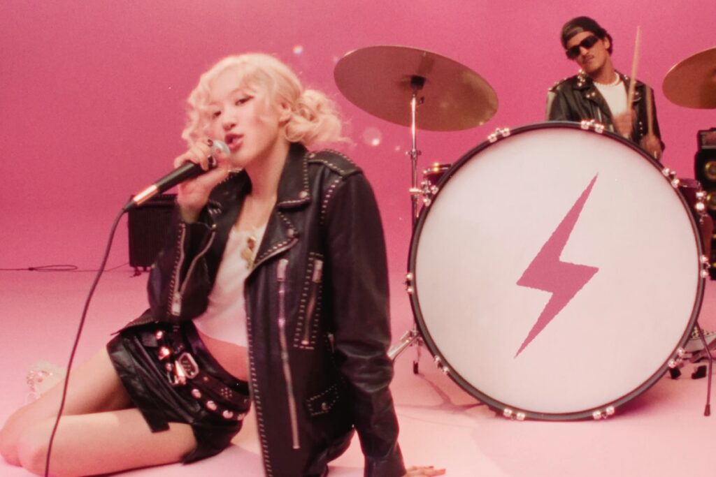 “Apt” de Rosé. Quebra o recorde do YouTube para MV mais rápido por artista feminino para atingir 1,7 bilhão de visualizações