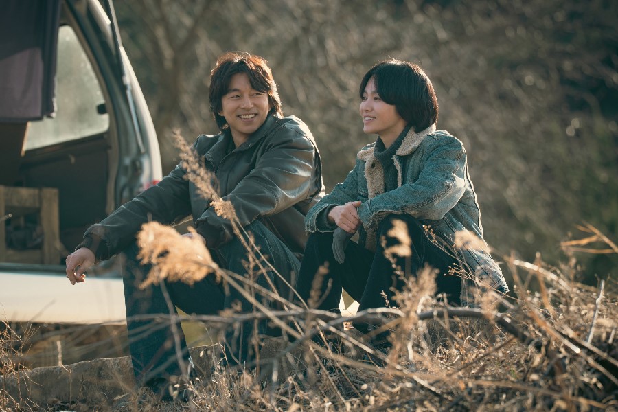 Gong Yoo e Song Hye Kyo são amigos de infância no primeiro olhar de “Tantara” Gong Yoo e Song Hye Kyo são amigos de infância no primeiro olhar de “Tantara”