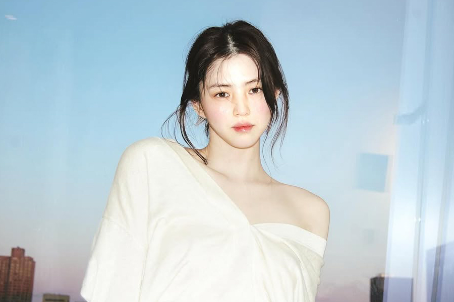 Han So Hee revela o design para o primeiro bastão de luz oficial Han So Hee revela o design para o primeiro bastão de luz oficial