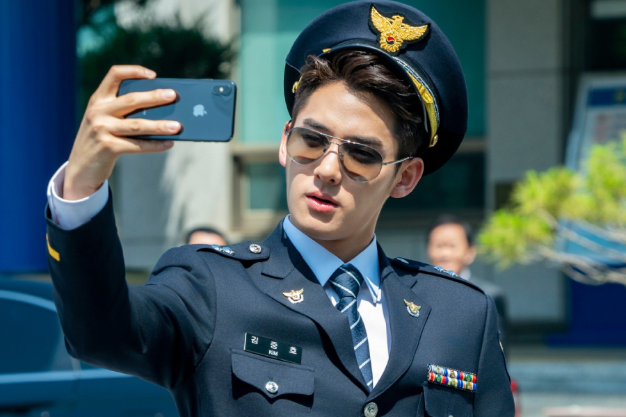 Jung Ga Ram é um herdeiro e influenciador de Chaebol que entra para a força policial em uma aposta no novo filme “The Ultimate Duo” Jung Ga Ram é um herdeiro e influenciador de Chaebol que entra para a força policial em uma aposta no novo filme “The Ultimate Duo”