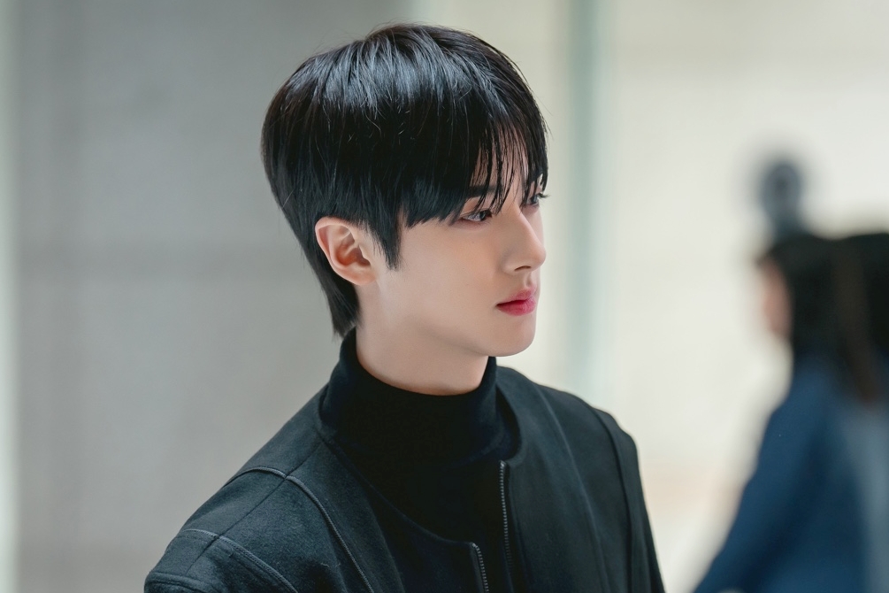 Kim Min Kyu se torna o contrato de Kim Ye Rim (Yeri) em “Bitch X Rich 2”
