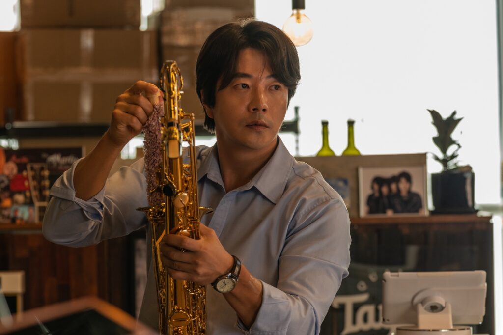 Kwon Sang Woo é um ex-vocalista de uma banda de rock que deixou seus sonhos para trás em um novo filme de comédia Kwon Sang Woo é um ex-vocalista de uma banda de rock que deixou seus sonhos para trás em um novo filme de comédia