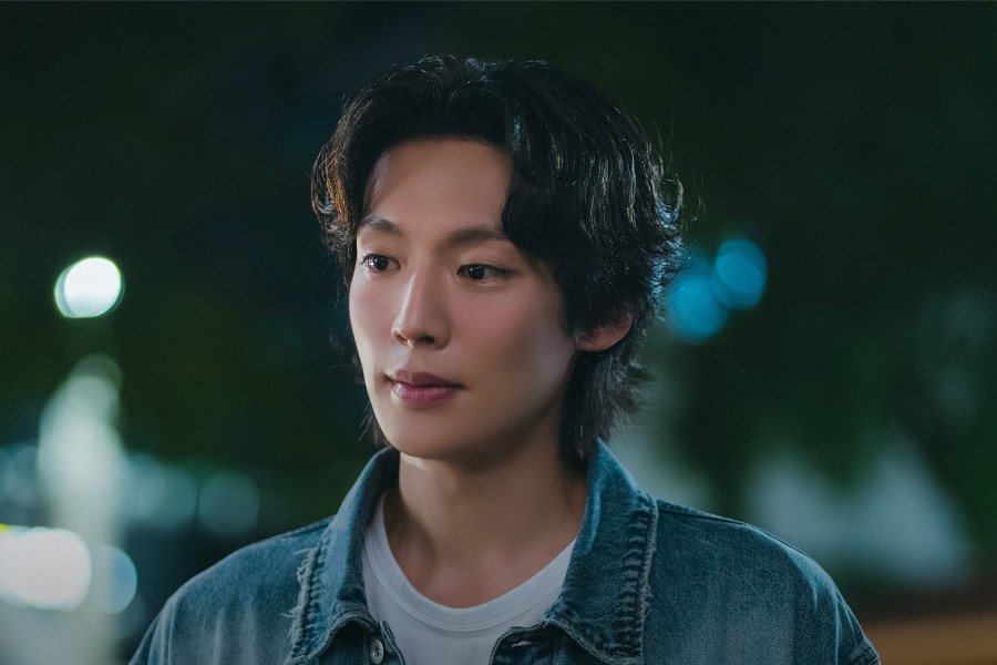Lee Ki Taek se transforma em um ator de teatro que escolhe a liberdade em vez da fama no novo drama “The Practical Guide To Love” Lee Ki Taek se transforma em um ator de teatro que escolhe a liberdade em vez da fama no novo drama “The Practical Guide To Love”