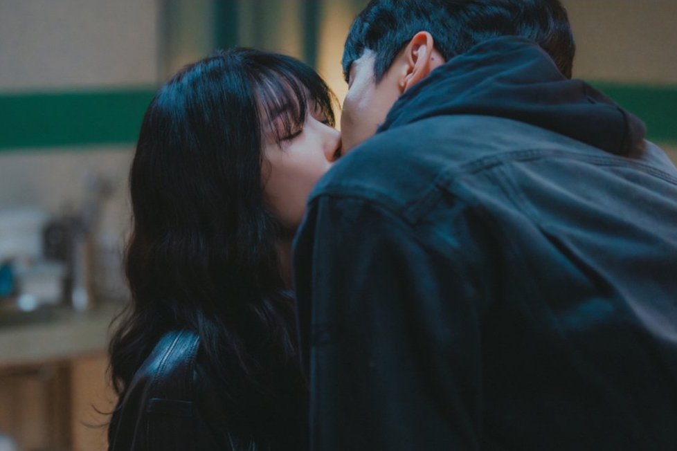 Lee Min Ki beija inesperadamente Lee Bo Young enquanto disfarçado em “Mary Kills People”