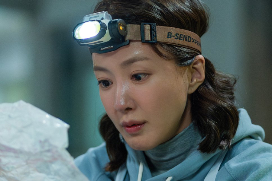 Lee Si Young canais Sherlock Holmes vibra enquanto ela quebra os casos de bairro em “Salon de Holmes”