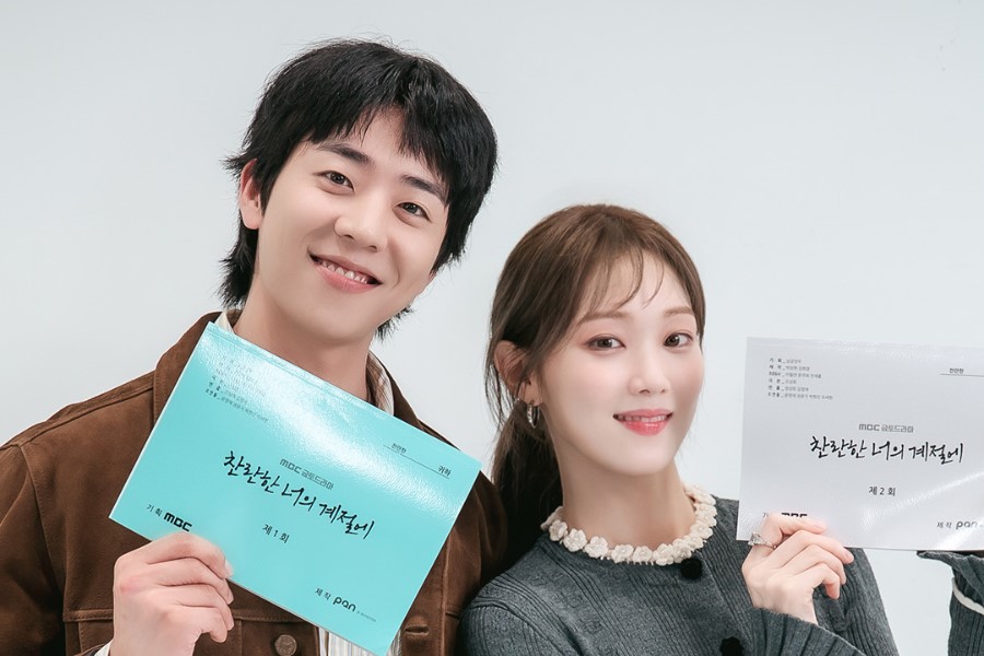 Novo drama de romance de Lee Sung Kyung e Chae Jong Hyeop confirma data de estreia com um vislumbre da primeira leitura do roteiro