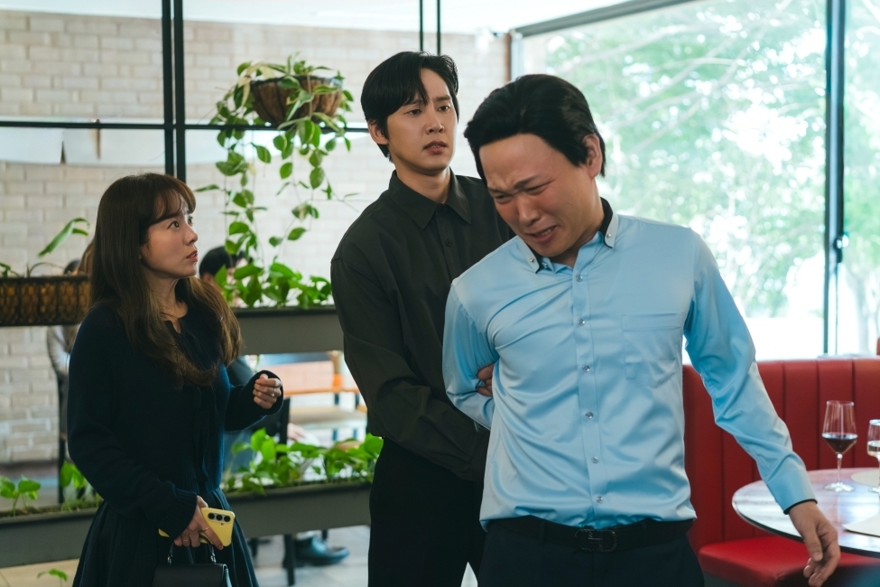 Park Sung Hoon interrompe o encontro às cegas de Han Ji Min em “The Practical Guide To Love”