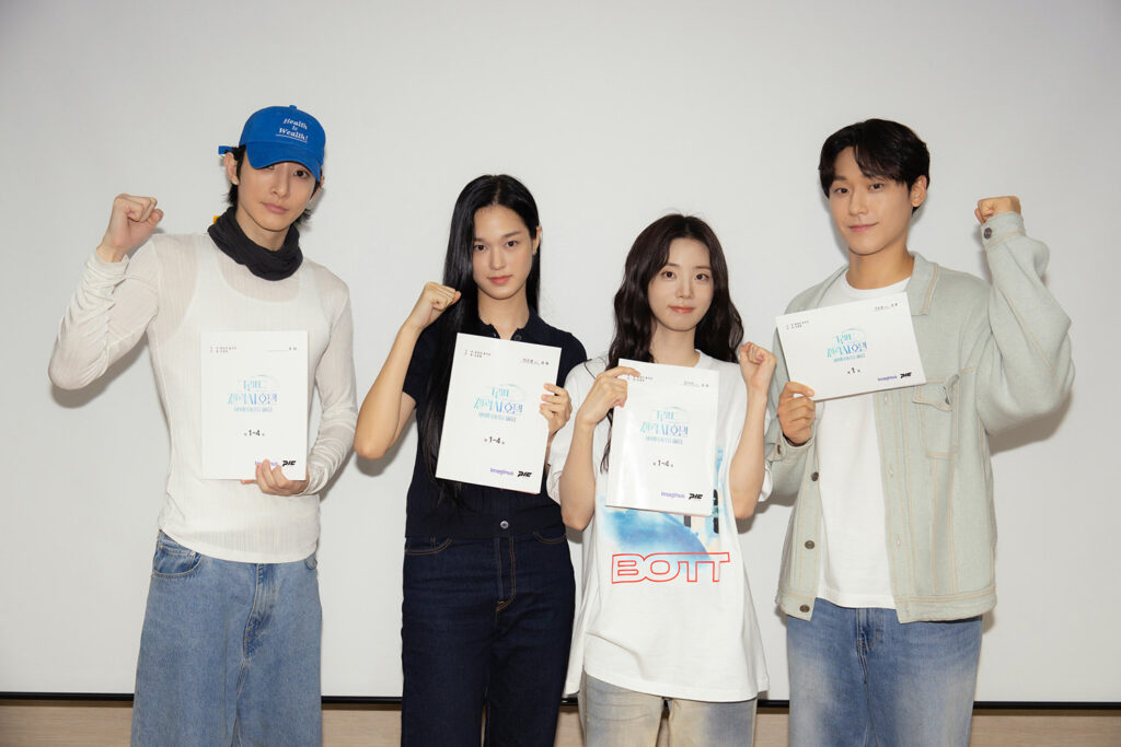 Shin Shi-ah serve fantasmas no Grand Galaxy Hotel de Lee Do-hyun Shin Shi-ah serve fantasmas no Grand Galaxy Hotel de Lee Do-hyun
