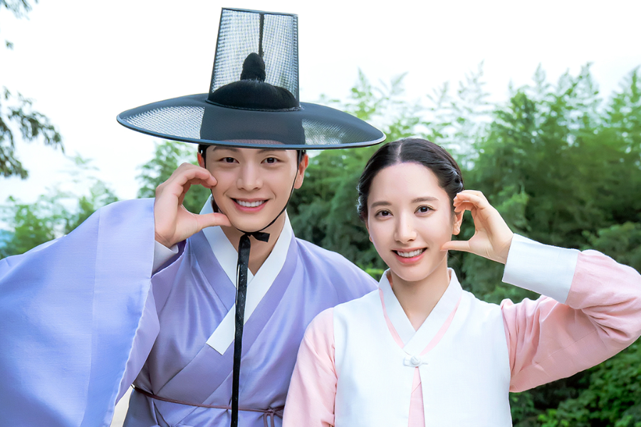 “The Haunted Palace” estrelou Yook Sungjae e Kim Ji Yeon Charm fãs com adoráveis fotos dos bastidores “The Haunted Palace” estrelou Yook Sungjae e Kim Ji Yeon Charm fãs com adoráveis fotos dos bastidores