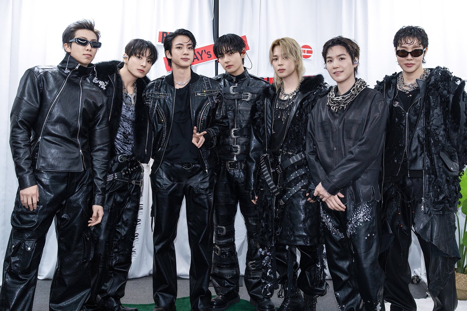 Assista: BTS obtém a 12ª vitória com “SWIM” no “Music Core”; Apresentações de Hwasa, Dayoung, KISS OF LIFE e muito mais