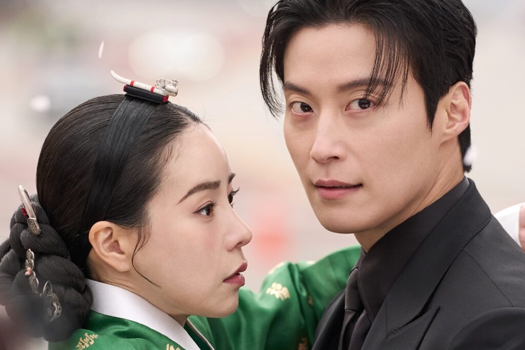 Lim Ji Yeon e Heo Nam Jun entram em uma briga de flores durante seu primeiro encontro em “My Royal Nemesis”