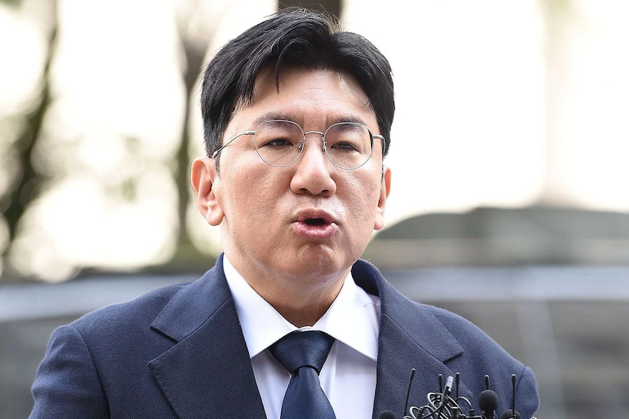 Polícia solicita mandado de prisão para presidente da HYBE, Bang Si Hyuk Polícia solicita mandado de prisão para presidente da HYBE, Bang Si Hyuk