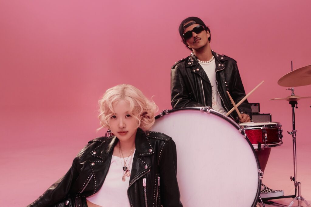 “APT” de Rosé. Com Bruno Mars se torna o quinto MV mais rápido de todos os tempos, alcançando 2,5 bilhões de visualizações “APT” de Rosé. Com Bruno Mars se torna o quinto MV mais rápido de todos os tempos, alcançando 2,5 bilhões de visualizações