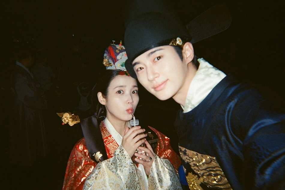 Assista: “Perfect Crown” revela fotos que IU e Byeon Woo Seok tiraram um do outro nos bastidores