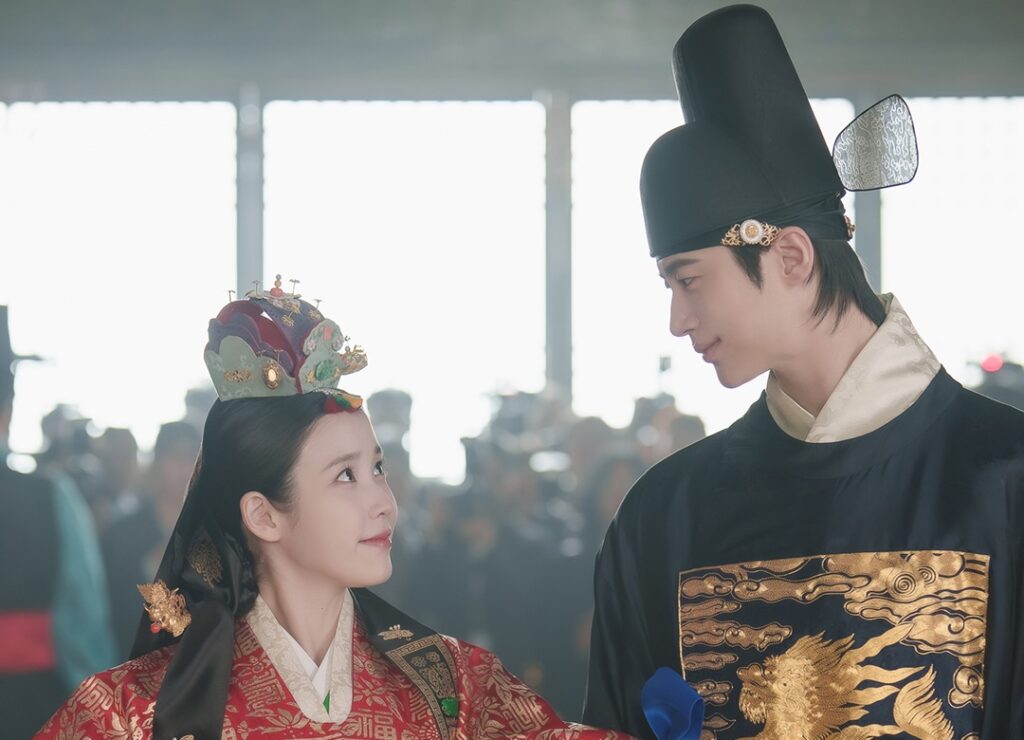 IU e Byeon Woo Seok Don usam roupas tradicionais para sua cerimônia de casamento em “Coroa Perfeita” IU e Byeon Woo Seok Don usam roupas tradicionais para sua cerimônia de casamento em “Coroa Perfeita”