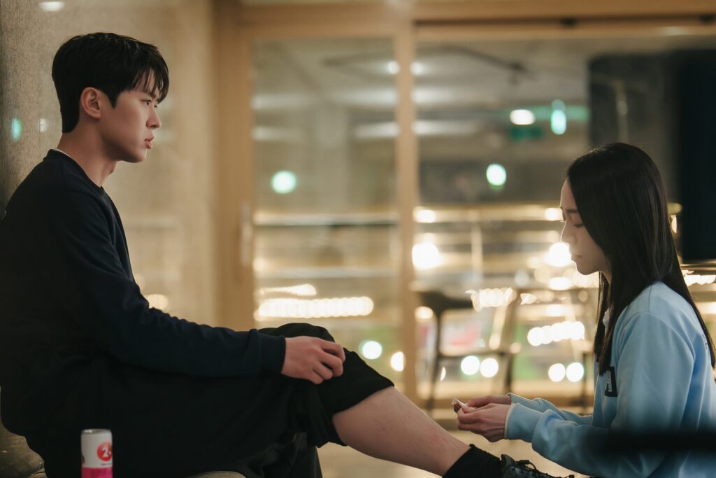 Shin Hae Sun cuida de Gong Myoung ferido em “Filing For Love” Shin Hae Sun cuida de Gong Myoung ferido em “Filing For Love”