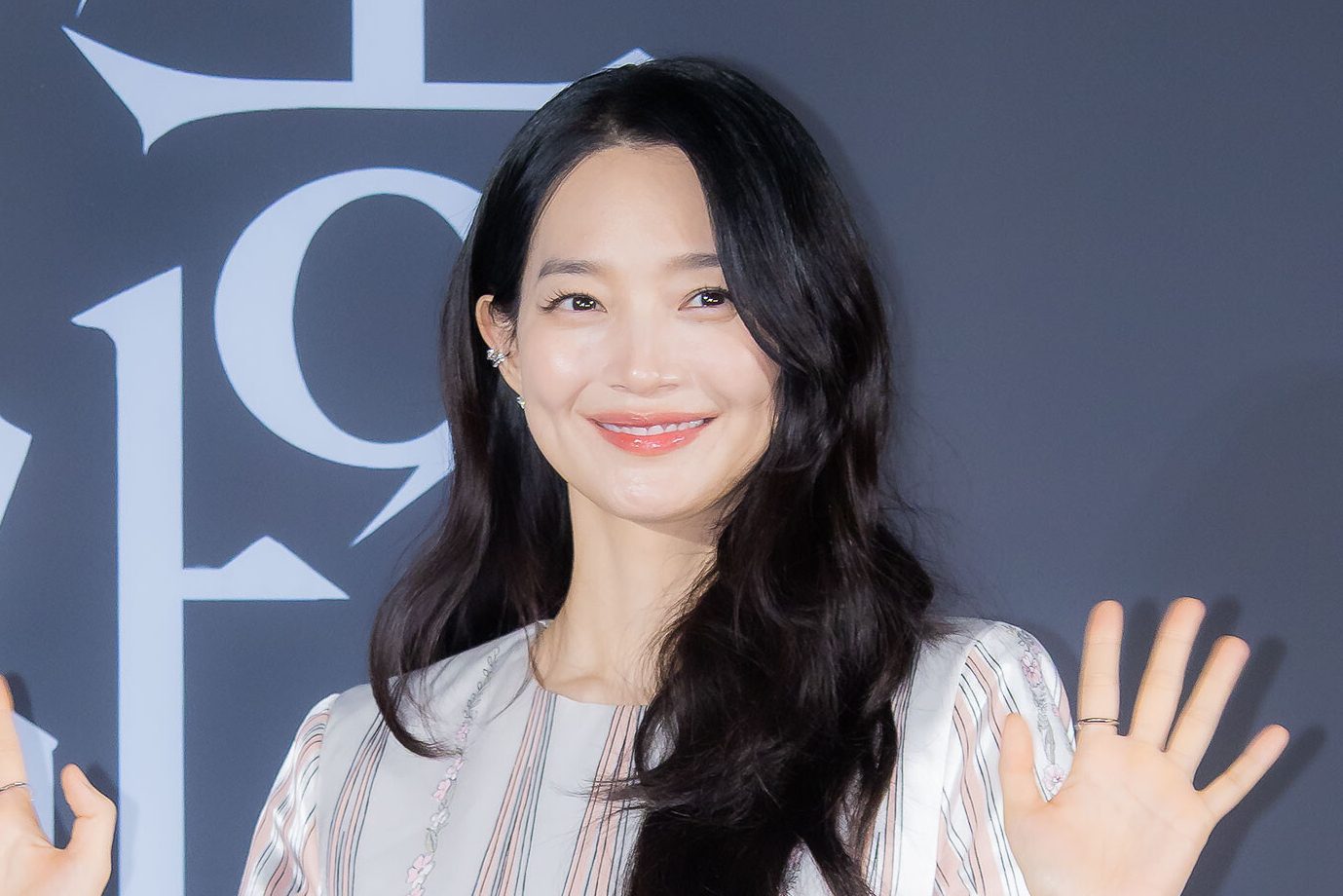 Shin Mina impressiona com look glamouroso de US$ 50 mil no evento de imprensa ‘The Eyes’ Shin Mina impressiona com look glamouroso de US$ 50 mil no evento de imprensa ‘The Eyes’