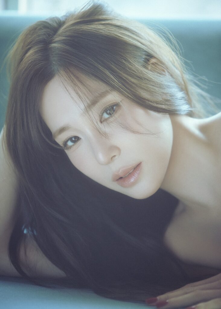 Tiffany Young comemora com o single “Summer’s Not Over”!