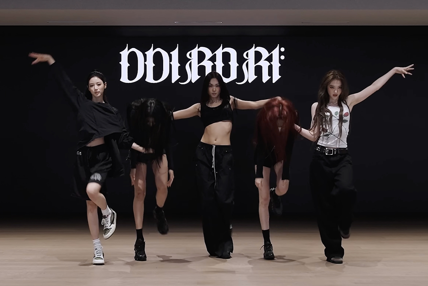 Assista: MEOVV impressiona no vídeo de prática de dança feroz para “DDI RO RI” Assista: MEOVV impressiona no vídeo de prática de dança feroz para “DDI RO RI”