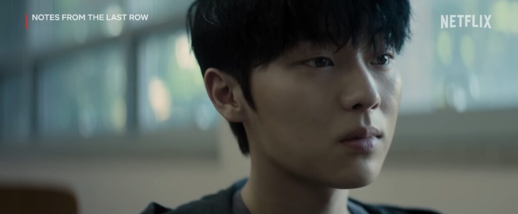 Choi Hyun-wook escreve notas da última linha para Choi Min-shik Choi Hyun-wook escreve notas da última linha para Choi Min-shik