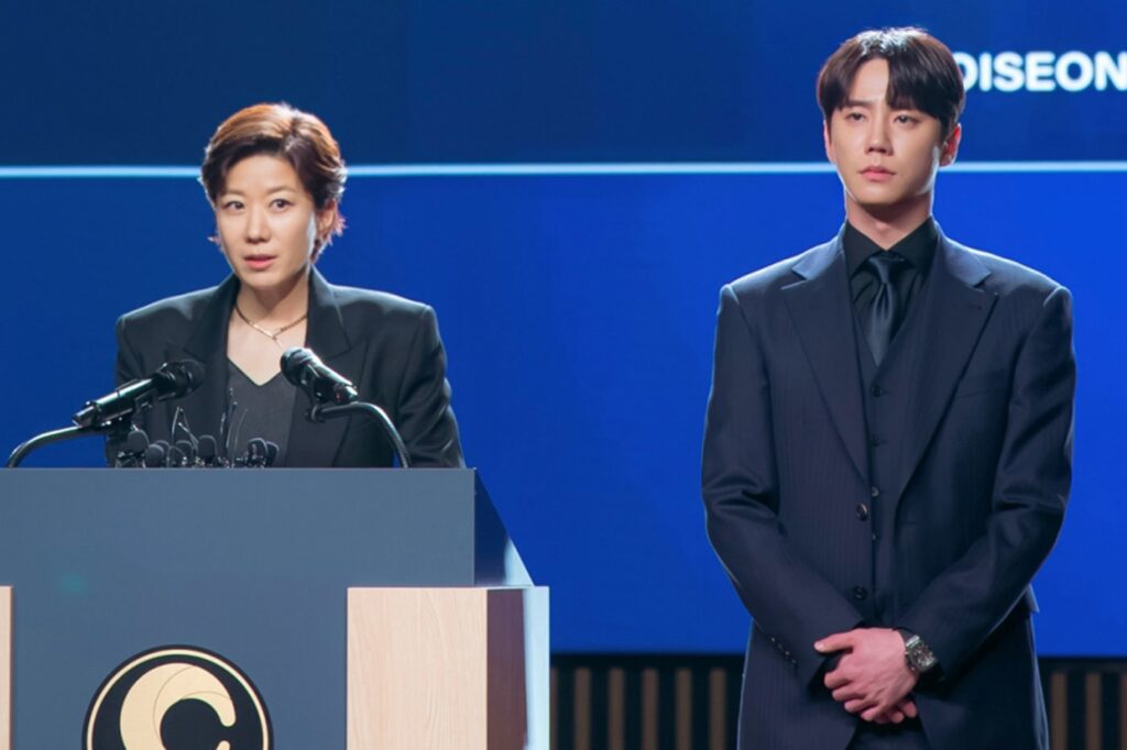 Lee Jun Young inesperadamente fica ao lado de Jeon Hye Jin em “Reborn Rookie”