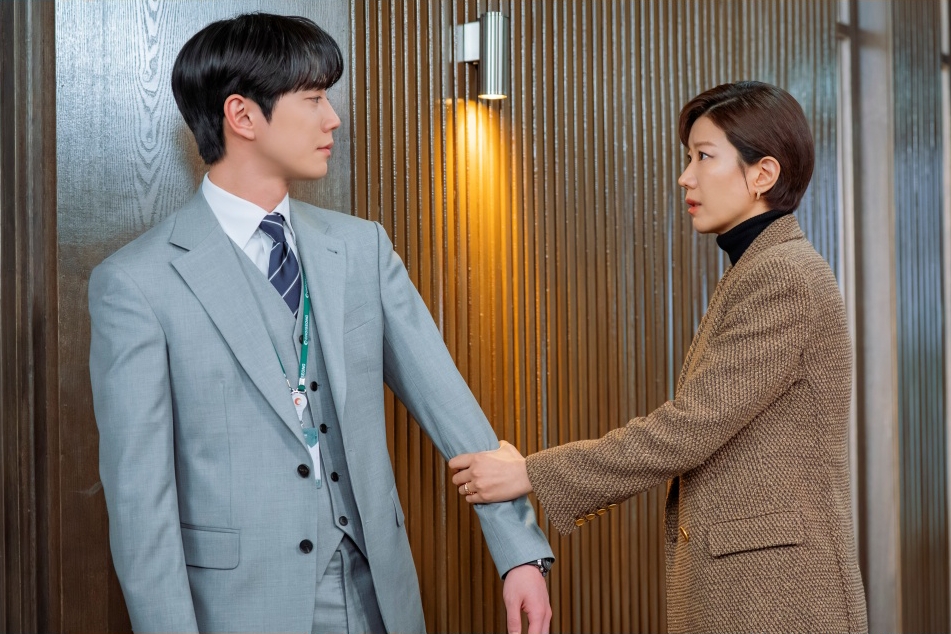Lee Jun Young vira o jogo contra Jeon Hye Jin em “Reborn Rookie”