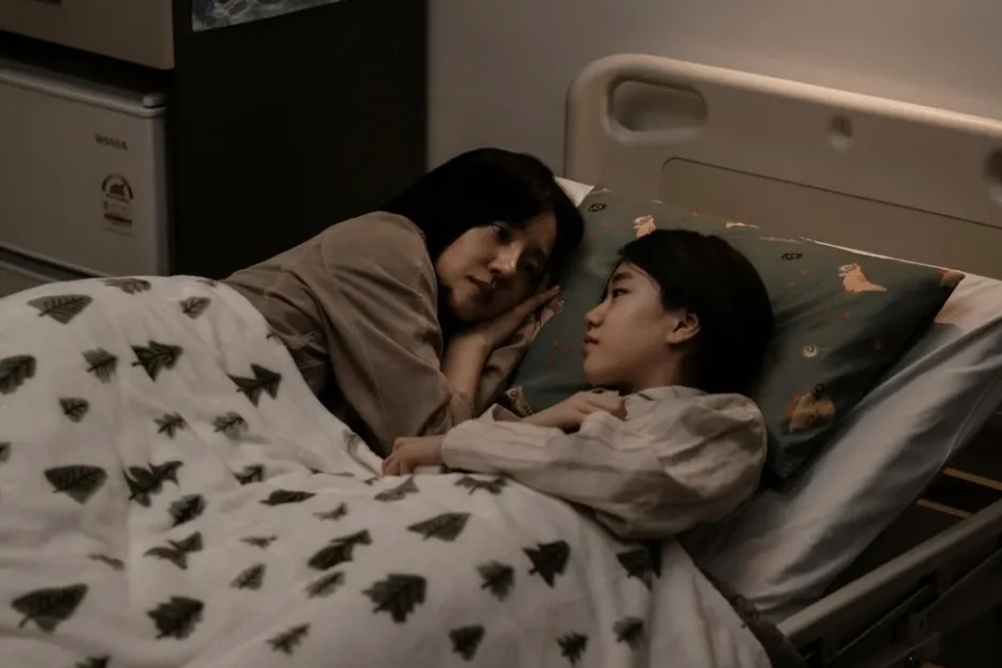 Park So Yi se reúne com a mãe Lim Soo Jung após acordar de um coma de 3 anos em “The Second Child” Park So Yi se reúne com a mãe Lim Soo Jung após acordar de um coma de 3 anos em “The Second Child”
