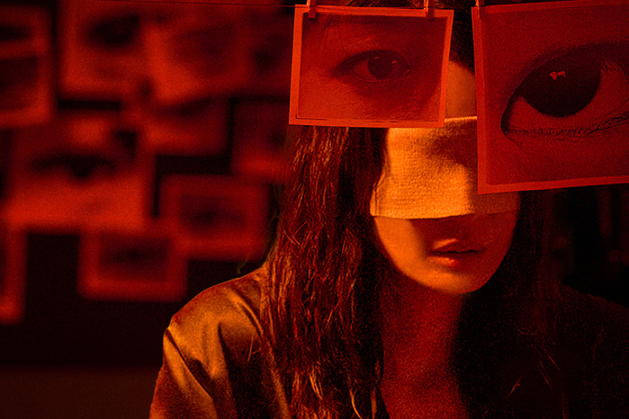 Shin Min Ah é cercado por incontáveis ​​​​olhos enquanto está com os olhos vendados no pôster “The Eyes”