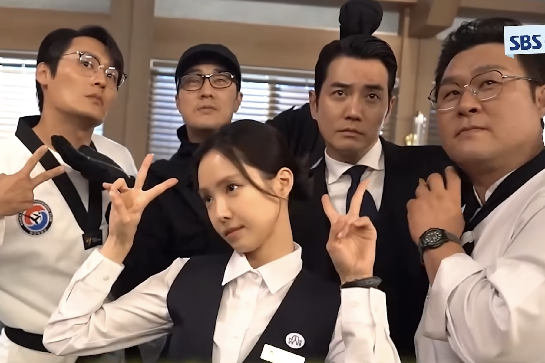 Assistir: So Ji Sub, Choi Dae Hoon, Yoon Kyung Ho, Joo Sang Wook e Son Naeun brincam no set de “Agente Kim Reativado” Assistir: So Ji Sub, Choi Dae Hoon, Yoon Kyung Ho, Joo Sang Wook e Son Naeun brincam no set de “Agente Kim Reativado”